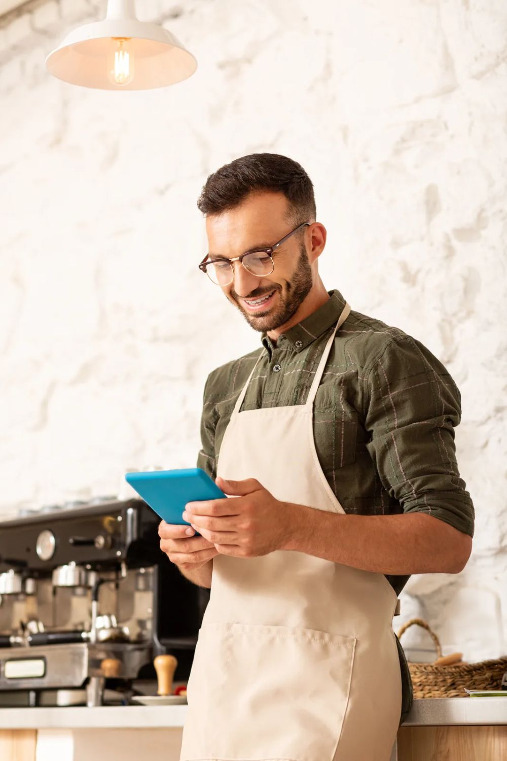 Dono da cafeteria conferindo a operação no tablet