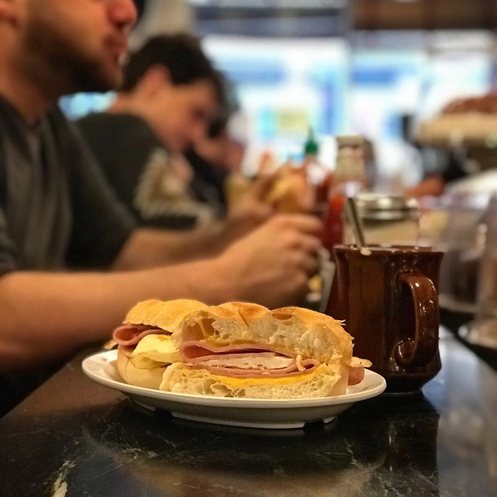 Lanche servido no balcão da lanchonete