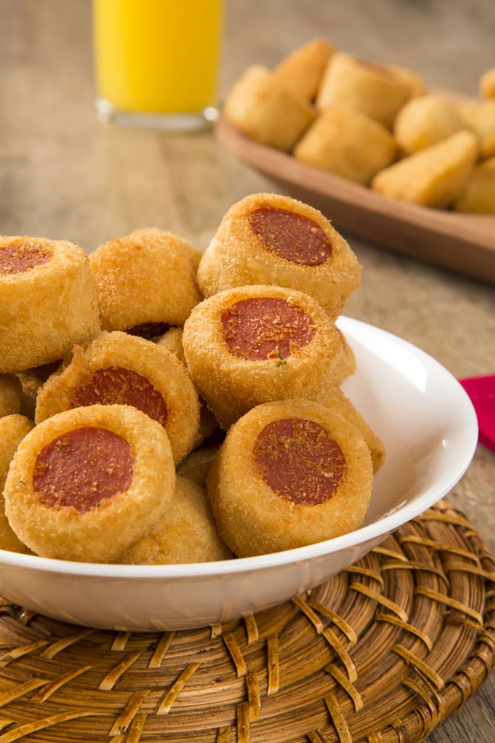 Salgados fritos servidos na tigela