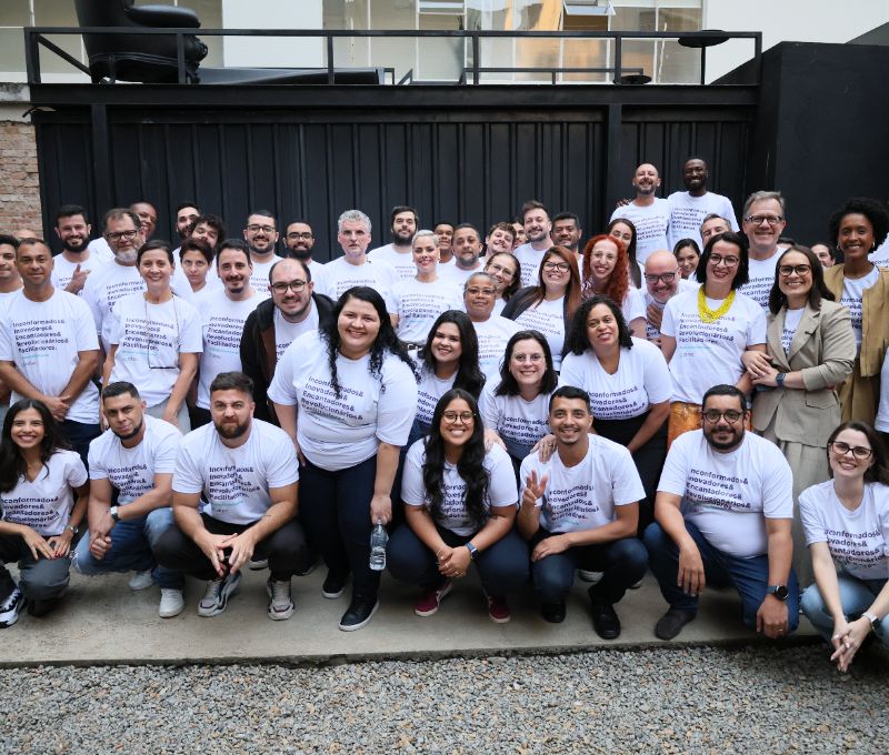 Time da Altec reunido no pátio