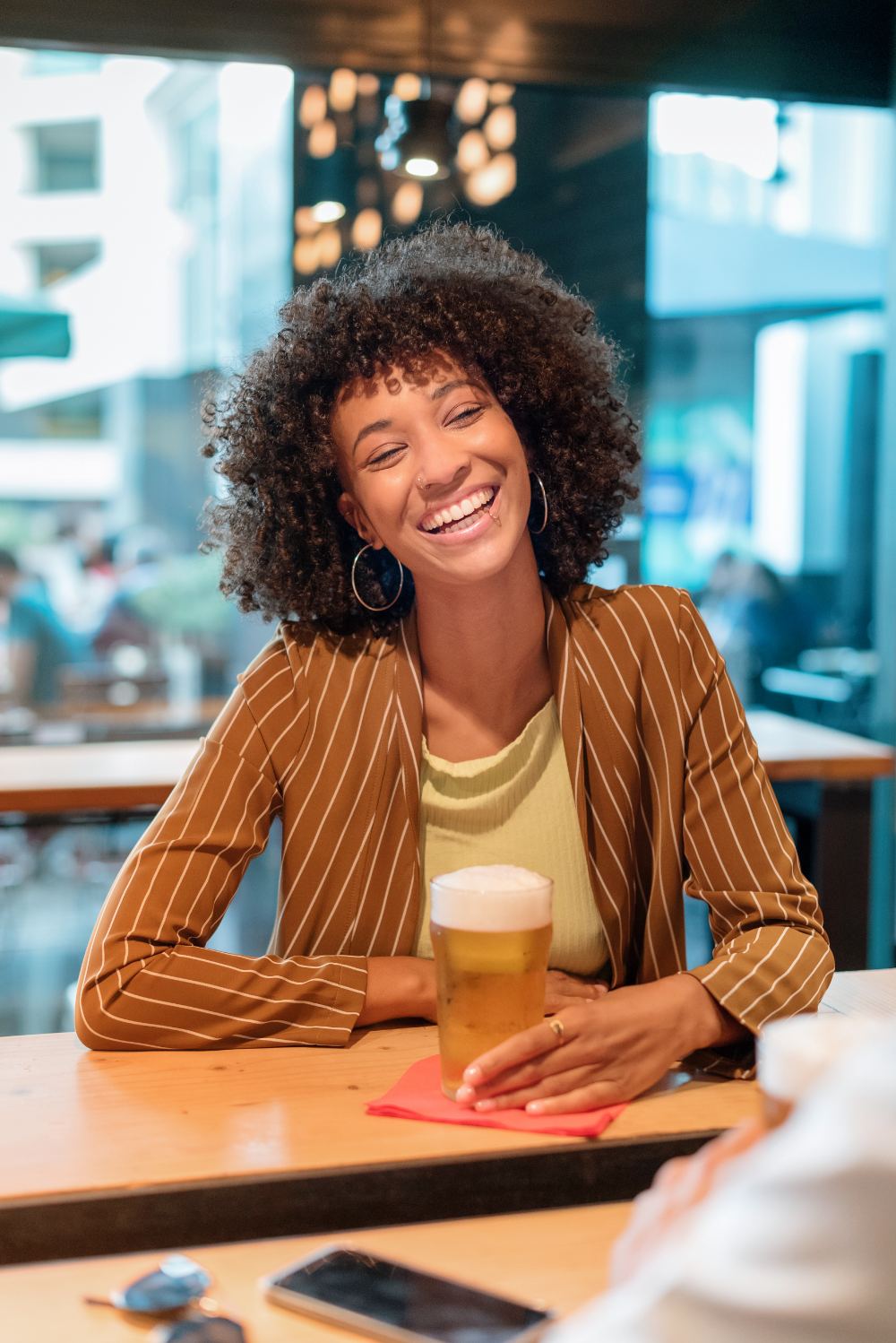 Cliente sorrindo enquanto é atendido à mesa