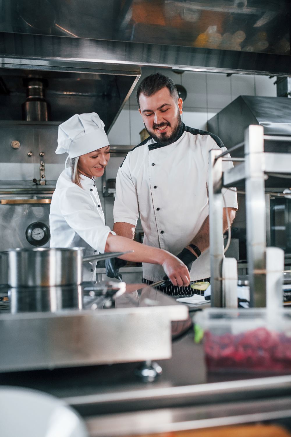 Equipe de cozinha preparando os pedidos